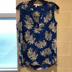 Sleeveless v neck floral top